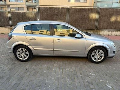 Begagnad Opel Astra Edition 116 HK (85 kW) 2009 Grå Halvkombi