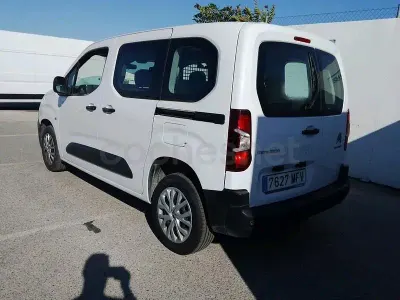 Usado Citroën Berlingo Feel 102 CV (75 kW) 2023 Blanco Monovolumen