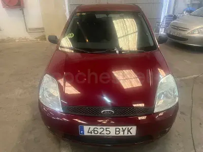 Usado Ford Fiesta Trend 80 CV (58 kW) 2002 Granate Utilitario