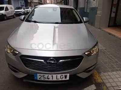 Usado Opel Insignia Selective 136 CV (100 kW) 2020 Gris / plata Berlina