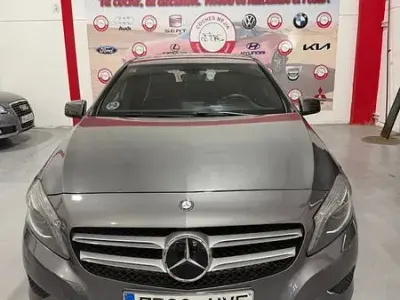 Usado Mercedes A180 Urban 109 CV (80 kW) 2014 Gris / plata Utilitario