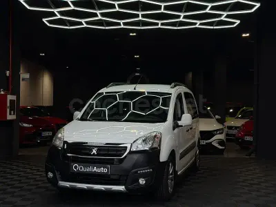 Usado Peugeot Partner Tepee Style 100 CV (73 kW) 2017 Gris / plata Monovolumen