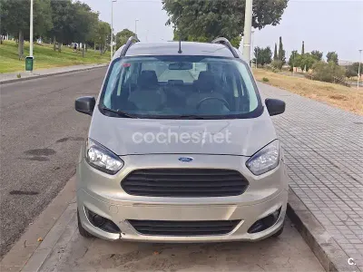 Usado Ford Tourneo Courier Ambiente 75 CV (55 kW) 2015 Beige Monovolumen