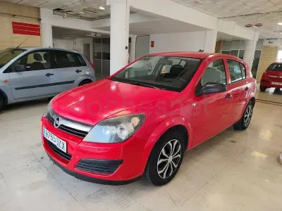 Usado Opel Astra Essentia 90 CV (66 kW) 2006 Rojo Berlina