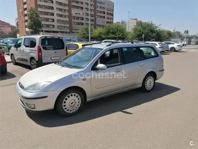 Usado Ford Focus Ghia 115 CV (84 kW) 2003 Gris / plata Familiar