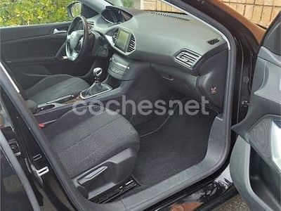 Usado Peugeot 308 Access 130 CV (95 kW) 2015 Negro Berlina