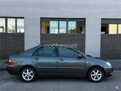 Usado Toyota Corolla Sol 110 CV (80 kW) 2003 Gris / plata Berlina