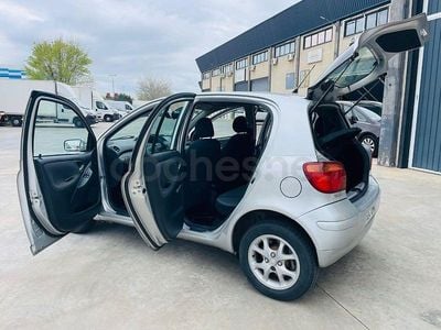 Usado Toyota Yaris Sol 87 CV (63 kW) 2005 Gris / plata Berlina