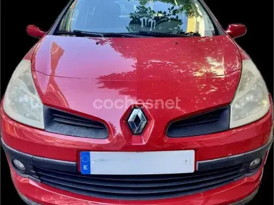 Usado Renault Clio II Authentique 75 CV (55 kW) 2009 Rojo Berlina