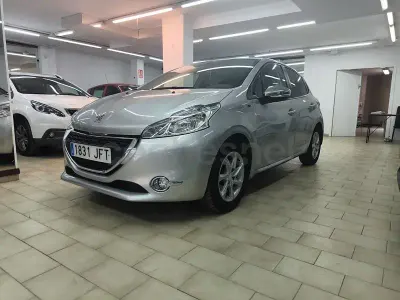 Usado Peugeot 208 Style 82 CV (60 kW) 2015 Blanco Utilitario