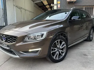 Usado Volvo V60 CC Momentum 150 CV (110 kW) 2016 Gris / plata Familiar