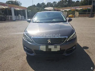 Usado Peugeot 308 Allure 130 CV (95 kW) 2018 Gris / plata Berlina