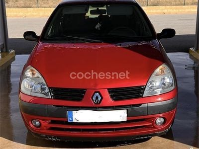 Usado Renault Clio II Dynamique 80 CV (58 kW) 2004 Granate Berlina