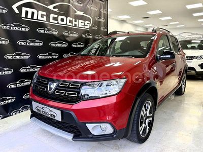 Usado Dacia Sandero Essentiel 90 CV (66 kW) 2018 Granate Berlina