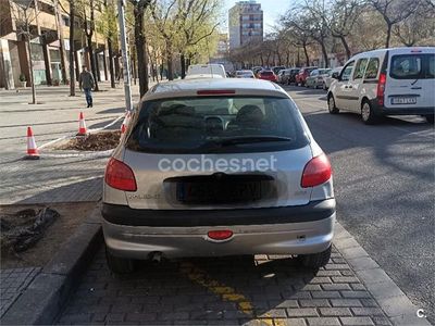Usado Peugeot 206 75 CV (55 kW) 2001 Gris / plata Berlina