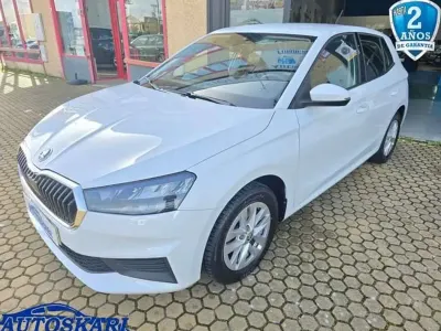 Usado Skoda Fabia Ambition 95 CV (69 kW) 2022 Blanco Utilitario