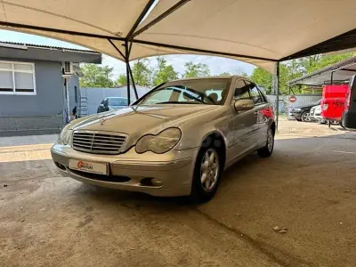 Usado Mercedes C180 Elegance 129 CV (94 kW) 2002 Gris / plata Berlina