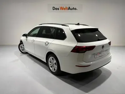 Usado VW Golf VIII Life 110 CV (80 kW) 2022 Blanco Familiar