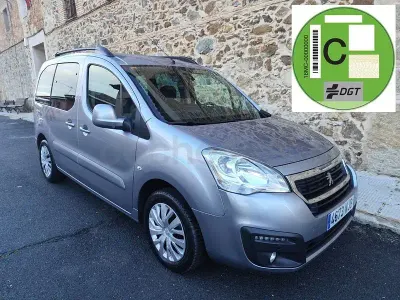 Usado Peugeot Partner Tepee Style 120 CV (88 kW) 2018 Gris / plata Monovolumen