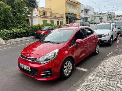 Usado Kia Rio 109 CV (80 kW) 2015 Granate Berlina