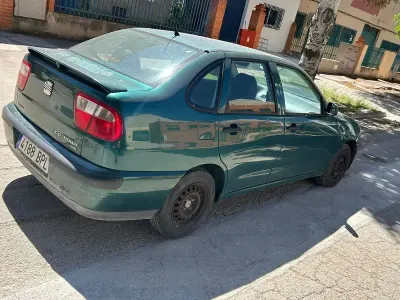 Usado Seat Cordoba Sport 110 CV (80 kW) 2001 Verde Berlina