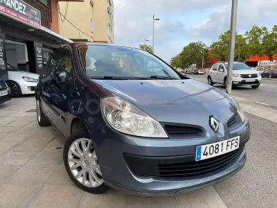 Usado Renault Clio II Dynamique 70 CV (51 kW) 2006 Gris / plata Berlina