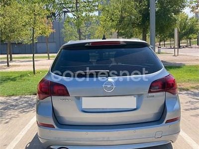Usado Opel Astra Excellence 165 CV (121 kW) 2012 Gris / plata Familiar