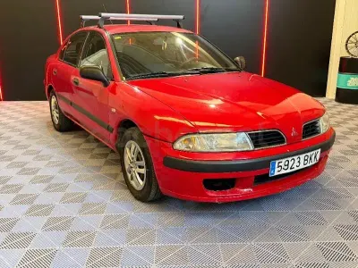 Usado Mitsubishi Carisma 115 CV (84 kW) 2001 Rojo Berlina