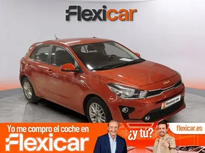 Usado Kia Rio 84 CV (61 kW) 2023 Rojo Berlina