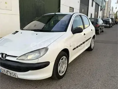 Usado Peugeot 206 70 CV (51 kW) 2002 Blanco Berlina