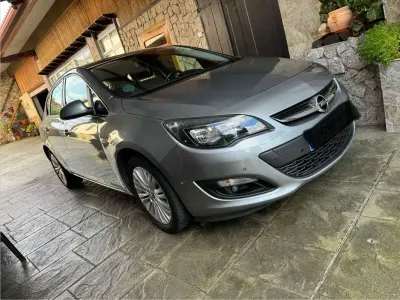 Usado Opel Astra Selective 110 CV (80 kW) 2015 Gris Utilitario