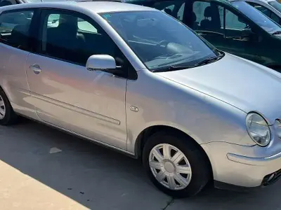 Usado VW Polo Trendline 75 CV (55 kW) 2002 Gris / plata Berlina