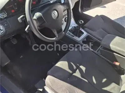 Usado VW Passat Trendline 105 CV (77 kW) 2006 Azul Berlina