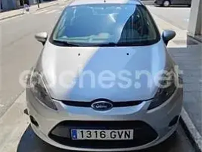 Usado Ford Fiesta Trend 68 CV (50 kW) 2010 Gris / plata Berlina