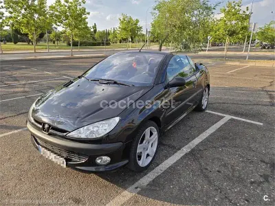 Usado Peugeot 206 138 CV (101 kW) 2002 Negro Descapotable