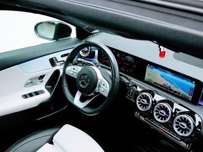 Gris Usado 2018 Mercedes A180 AMG Utilitario | 29.990 €