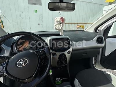 Usado Toyota Aygo X-play 69 CV (50 kW) 2017 Blanco Utilitario