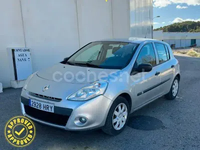 Usado Renault Clio III Collection 75 CV (55 kW) 2014 Gris / plata Berlina