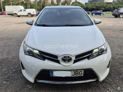 Usado Toyota Auris Active 124 CV (91 kW) 2014 Blanco Berlina