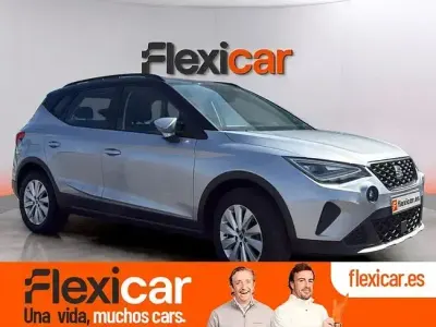 Usado Seat Arona Style 110 CV (80 kW) 2023 Gris / plata SUV