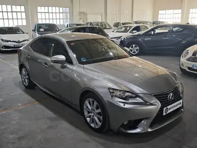 Usado Lexus IS300h Executive Line 223 CV (164 kW) 2016 Gris / plata Berlina