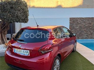Usado Peugeot 208 Style 100 CV (73 kW) 2018 Rojo Utilitario