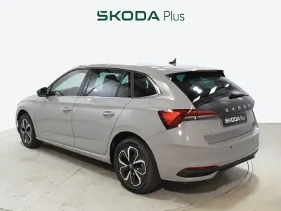 Usado Skoda Scala Selection 115 CV (84 kW) 2025 Gris Utilitario