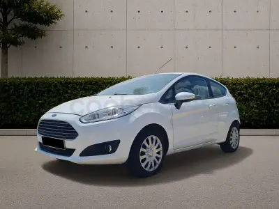 Usado Ford Fiesta Trend 100 CV (73 kW) 2016 Blanco Utilitario