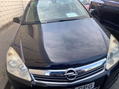Usado Opel Astra Edition 110 CV (80 kW) 2009 Negro