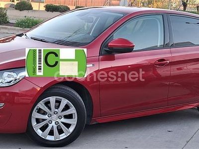 Usado Peugeot 308 Style 120 CV (88 kW) 2016 Granate Berlina