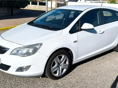 Usado Opel Astra Essentia 100 CV (73 kW) 2010 Blanco Berlina