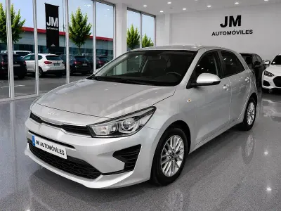 Usado Kia Rio 100 CV (73 kW) 2022 Gris / plata Berlina