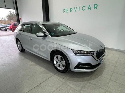 Gris / plata Usado 2022 Skoda Octavia Ambition Familiar | 17.500 € (Precio justo)
