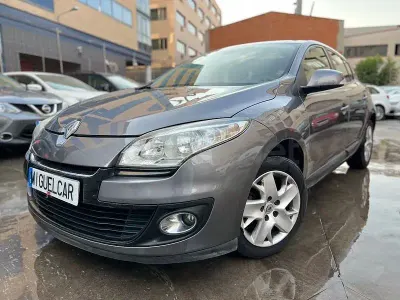 Usado Renault Mégane Expression 115 CV (84 kW) 2012 Gris / plata Berlina